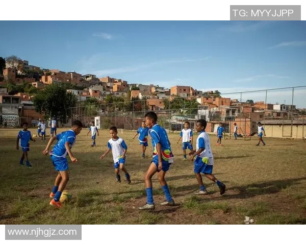 足球明星的孩子们在绿茵场上相遇共同追逐梦想与友谊的故事
